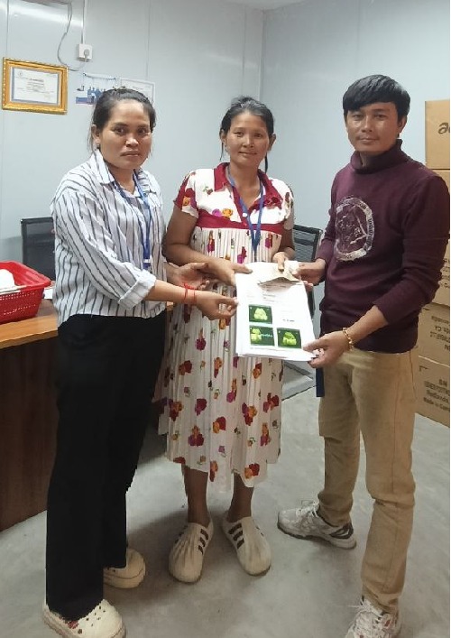 លោក អ៊ុំ ភារះ លោក សៅ វណ្ណី នឹងលោកស្រី កែវ សុភក្ដីតំណាងសហជីពទឹកចិត្តស្រ្តីកម្ពុជា ប្រចាំក្រុមហ៊ុន ហ្សេនសែន ស៊ូ (ខេមបូឌា) ឯ.ក បានឧបត្ថមទឹកប្រាក់ចំនួន៣៦០,០០០រៀលជូនសមាជិកសហជីពចំនួន៣នាក់និងអ្នករៀបអពាពិពាហ៍ចំនួន១នាក់